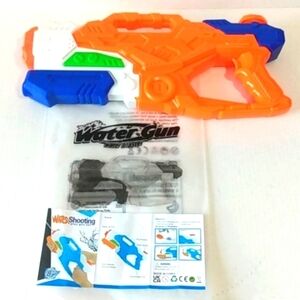 WATER BLASTER SOAKER WATER GUN POOL TOY NWT